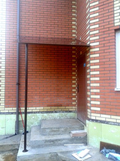 Козырек - каркас профильная труба, стойка круглая труба, покрытие поликарбонат коричневый 6мм Красный Кустарь