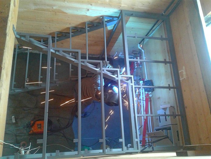 Металлокаркас лестницы из профильной трубы с площадкой и поворотом на 180 Тутаев