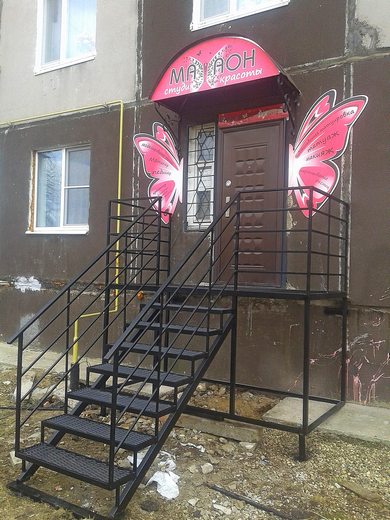 Входная группа из металла (лестница с крыльцом) с ограждением, ступени из просечно-вытяжного листа Тутаев