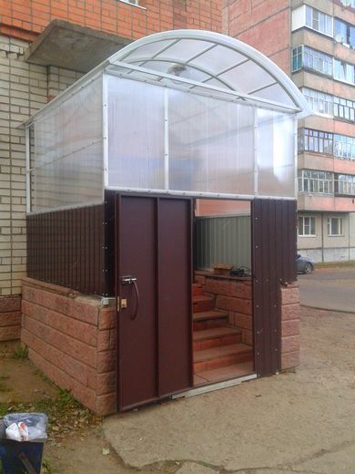 Входная группа - каркас профильная труба, покрытие сотовый поликарбонат прозрачный 6мм Тутаев